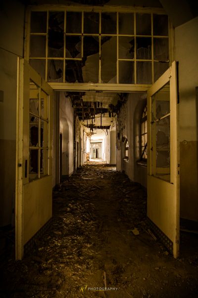 Ein Zimmer mit einer zerbrochenen Decke und einem zerbrochenen Fenster