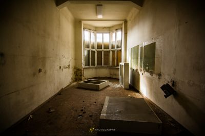 Ein Zimmer mit Waschbecken und Spiegel