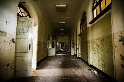 Einen langen Flur mit einer Tür und einem Fenster