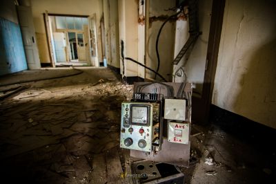 Eine kleine Maschine, die in einem Raum mit einer Wand sitzt