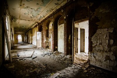 Ein Zimmer mit einem Haufen kaputter Türen