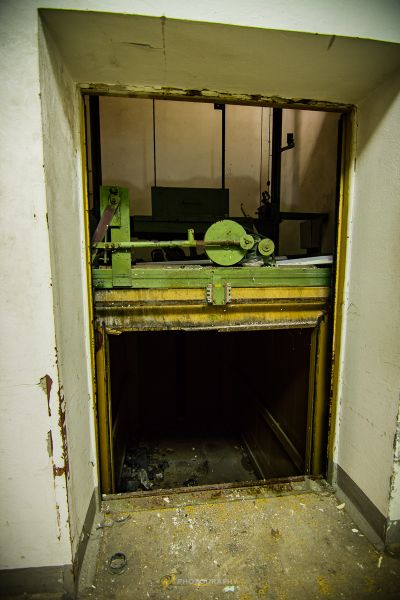 Ein kleiner Raum mit einer Maschine darin