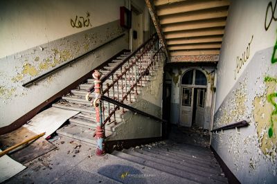 Ein Feuerhydrant in einem heruntergekommenen Gebäude