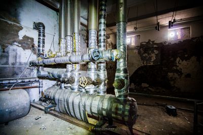 Ein großes Rohr in einem Raum mit einer Wand