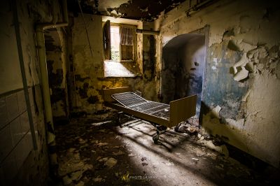 Ein Stuhl in einem Raum mit schälender Farbe