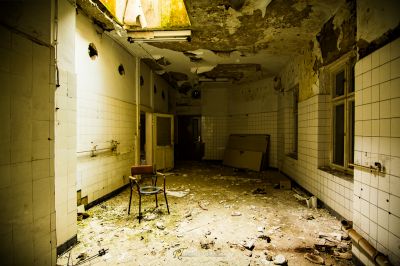 Ein Stuhl in einem heruntergekommenen Gebäude