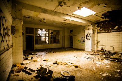 Ein Zimmer mit viel Schutt und viel Müll