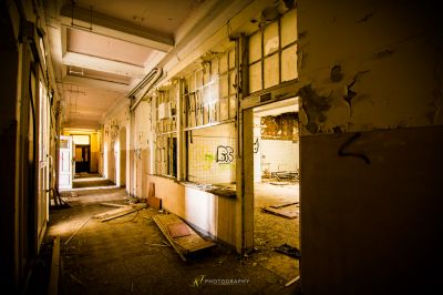 Ein schmutziges Zimmer mit Waschbecken und Kühlschrank