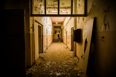 Ein Flur mit einem Haufen Müll auf dem Boden gestreut