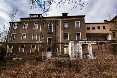 Ein sehr altes Gebäude mit vielen Fenstern