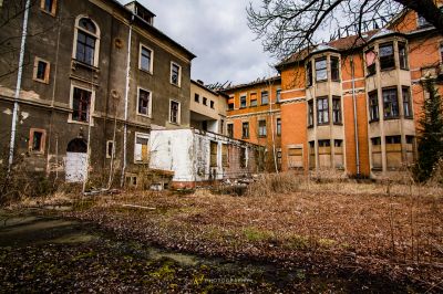 Ein sehr altes Gebäude mit vielen Fenstern