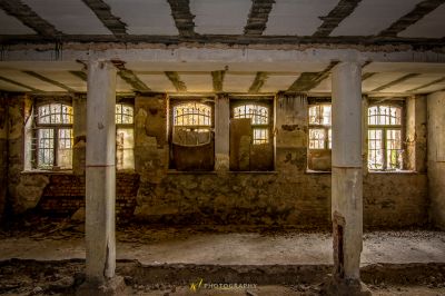 Ein Zimmer mit vielen Fenstern und vielen Trümmern