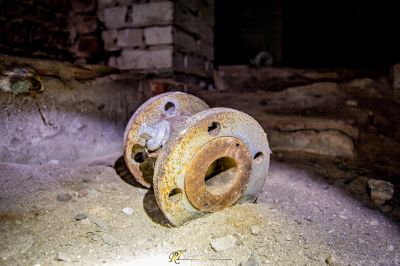 Ein rostiges altes Metallobjekt auf dem Boden