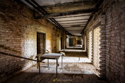 Ein Zimmer mit Tisch und Stuhl