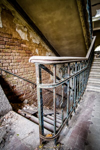 Ein Metallgeländer auf einer Ziegelwand