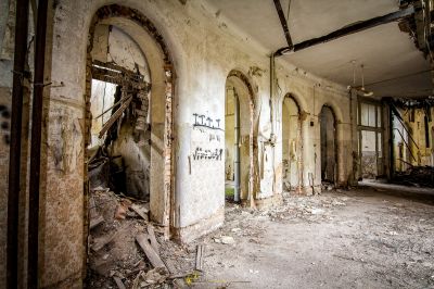 Ein Zimmer mit einer kaputten Tür und einer Wand