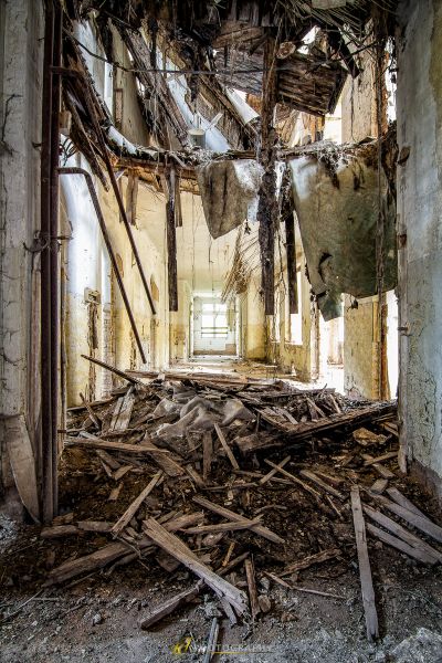 Ein Raum mit vielen Trümmern und Trümmern