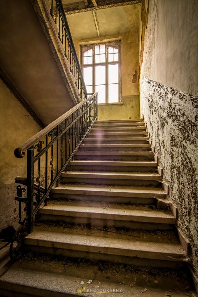 Eine Reihe von Treppen, die zu einem Fenster führen