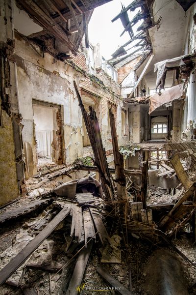 Ein Raum mit vielen Trümmern und Trümmern