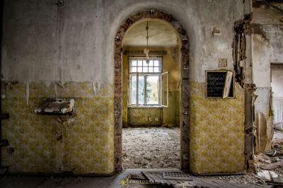 Ein Zimmer mit einer Tür und einem Fenster