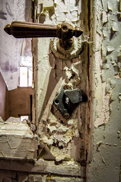 Eine zerbrochene Tür mit einem gebrochenen Griff