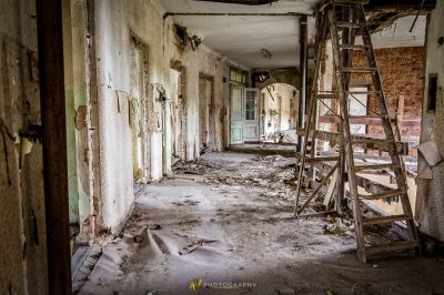 Ein Zimmer mit einer Leiter und einem Stuhl