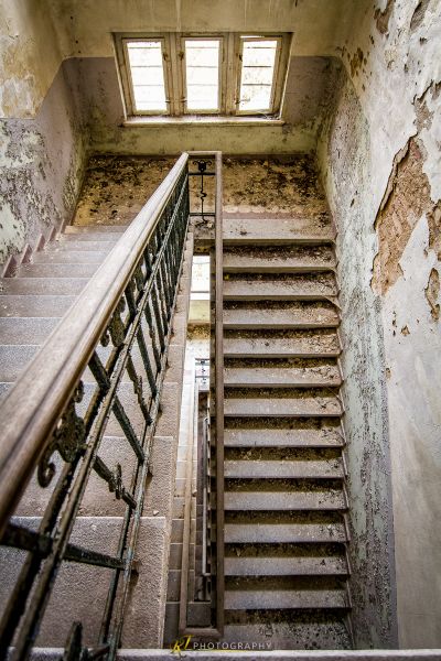 Eine Reihe von Treppen, die zu einem Fenster führen