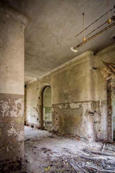 Ein Raum mit vielen Trümmern und Trümmern