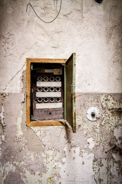 Eine Wand mit einem Loch darin