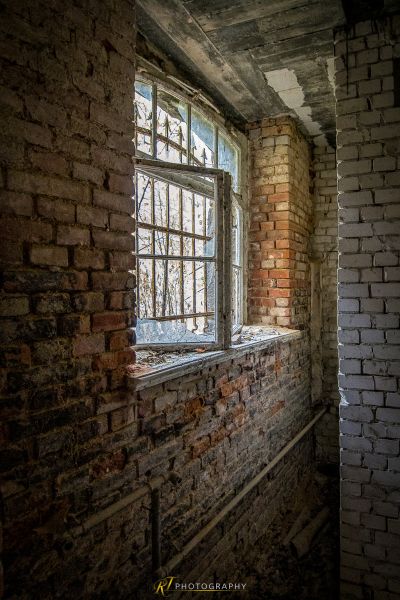 Ein Fenster in der Ziegelwand