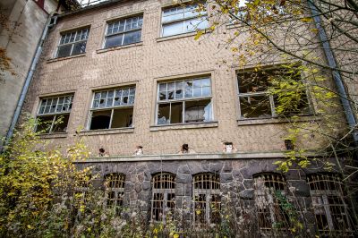 Ein Gebäude mit einem Bündel von Fenstern und einem Zaun