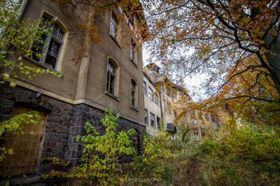 Ein Gebäude mit einer Uhr auf deren Seite