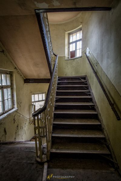 Eine Reihe von Treppen, die zu einem Fenster führen