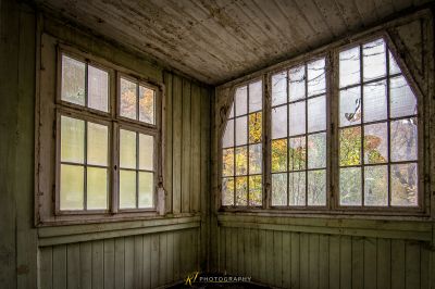 Ein Zimmer mit einem Fenster und einer Bank
