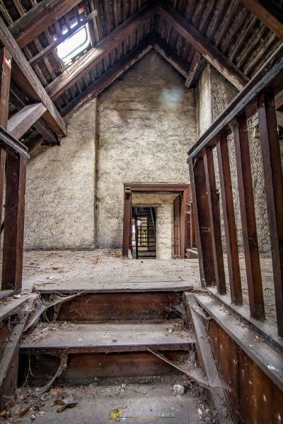 Ein altes Gebäude mit einer Holztür und einem Fenster