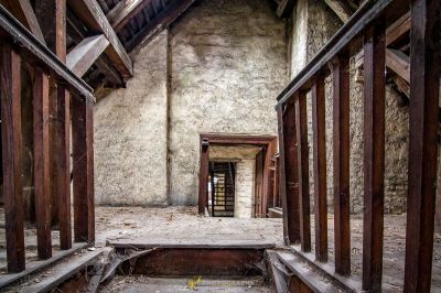 Ein Zimmer mit einer Tür und einem Fenster