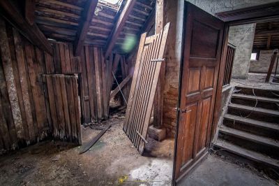 Ein Zimmer mit einer Tür und einer Leiter