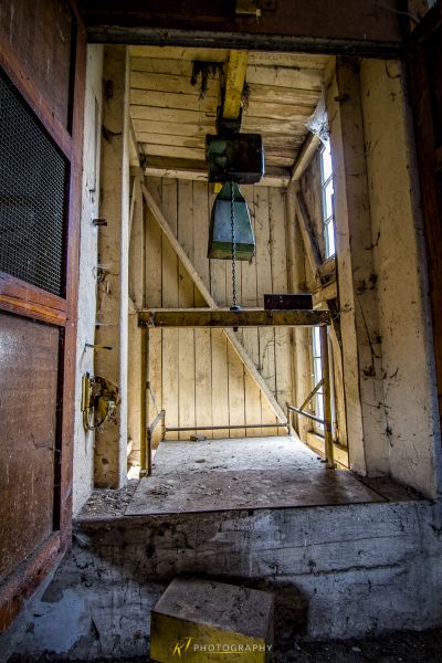 Ein kleines Zimmer mit einer Glocke und einem Fenster
