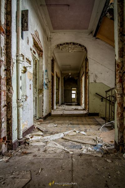 Ein sehr alt aussehendes Zimmer mit vielen Trümmern