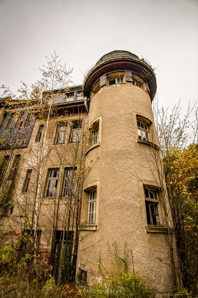 Ein hohes Gebäude mit einer Uhr auf der Oberseite