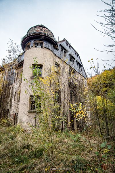 Ein Gebäude mit einer Uhr auf deren Seite