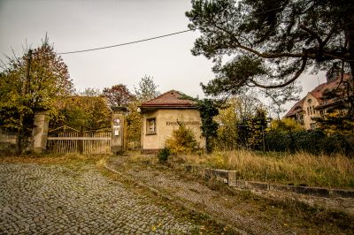 Ein kleines Haus mit einem Baum im Hof