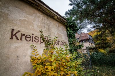 Ein Schild an einer Wand, das kris sagt