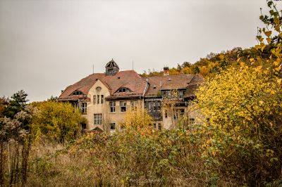 Ein Haus mit einem Uhrturm darauf