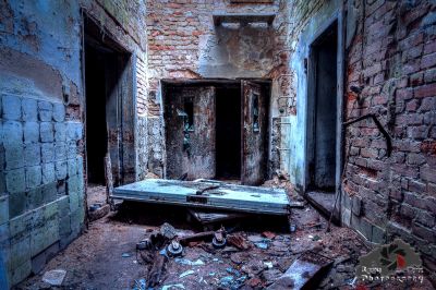 Ein Zimmer mit einer kaputten Tür und einem kaputten Fenster