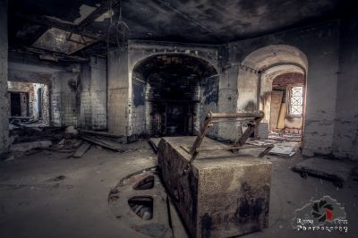 Ein Zimmer mit Kamin und Stuhl