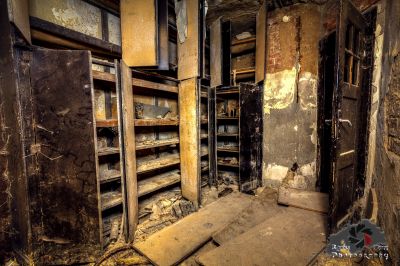 Ein Zimmer mit einem Haufen Regale und einem Brandschaden