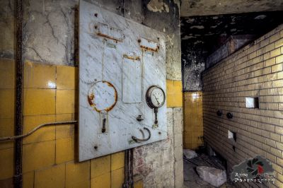 Ein schmutziges Zimmer mit einer Uhr und einer Wand