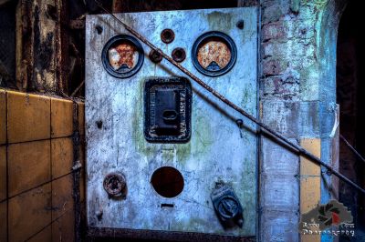 Eine rostige alte elektrische Box mit einem gebrochenen Griff