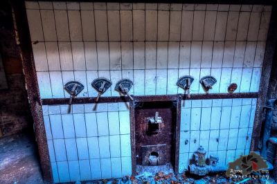 Ein schmutziges Badezimmer mit einer kaputten Toilette und einem kaputten Waschbecken